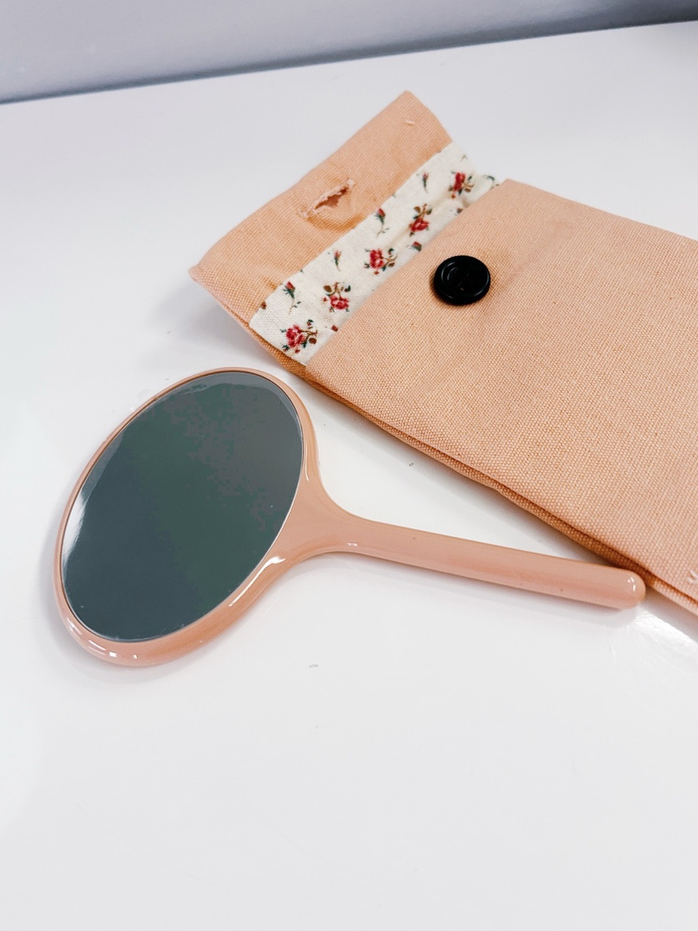 Gucci beauty handheld makeup mirror with pouch - Picture 2 of 7